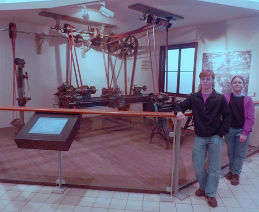 Martin a Filip Štefanovi v Technisches Museum in Wien u dílny, která vypadala jako dílna jejich prapradědečka Františka Moláčka
